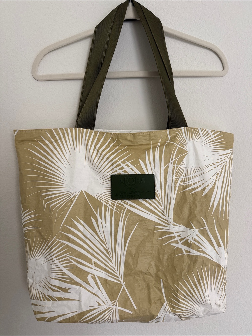 ALOHAS Khaki and White Palm-Print Tote with Olive Handles